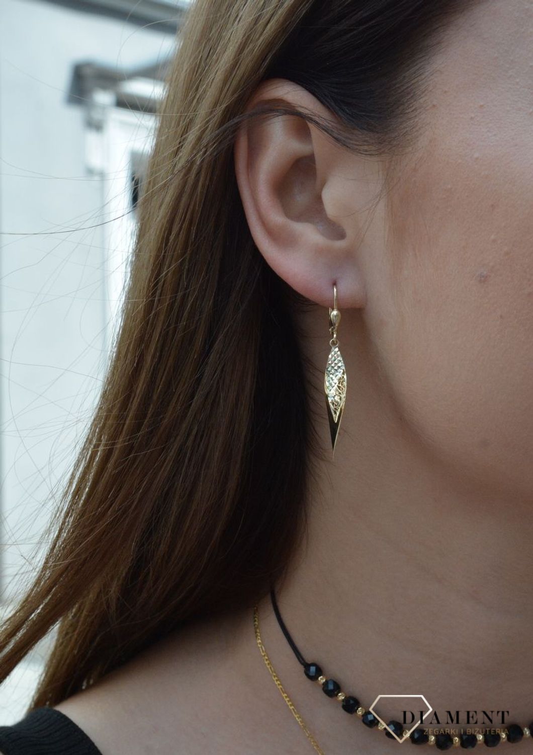 Złote kolczyki pr 333 wiszące łezki z ozdobnym wzorem KL 9548B 333. Złote kolczyki o ponadczasowym kształcie z zapięciem na angielski bigiel. Zachwycająca lekkością oraz subtelnym wdziękiem, olśniewająca biżuteria posiada uroc.jpg